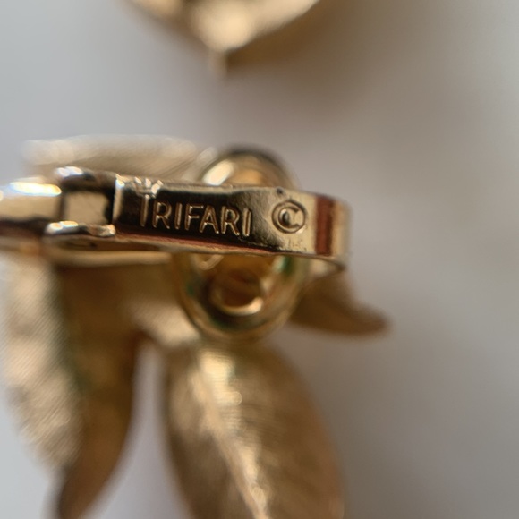 Vintage Trifari Gold Leaf Necklace and Earring Set - Picture 5 of 5